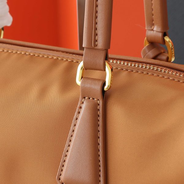 Chiếc túi xách khóa mới của Prada được làm từ da bê và vải vải