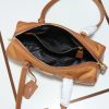 Chiếc túi xách khóa mới của Prada được làm từ da bê và vải vải