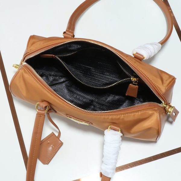 Chiếc túi xách khóa mới của Prada được làm từ da bê và vải vải