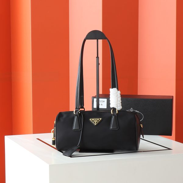Chiếc túi xách khóa mới của Prada được làm từ da bê và vải vải