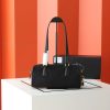 Chiếc túi xách khóa mới của Prada được làm từ da bê và vải vải