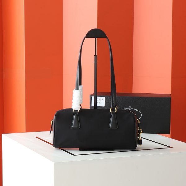 Chiếc túi xách khóa mới của Prada được làm từ da bê và vải vải