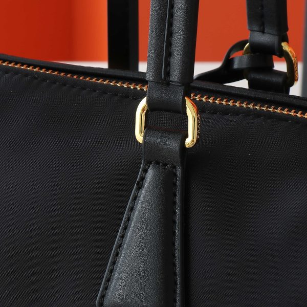 Chiếc túi xách khóa mới của Prada được làm từ da bê và vải vải