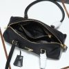 Chiếc túi xách khóa mới của Prada được làm từ da bê và vải vải