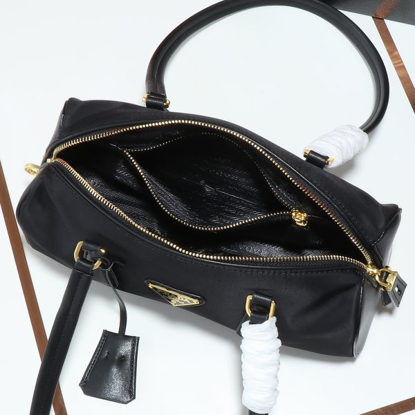 Chiếc túi xách khóa mới của Prada được làm từ da bê và vải vải