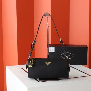túi khóa nylon mới của prada, phong cách hiện đại