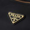 túi khóa nylon mới của prada, phong cách hiện đại