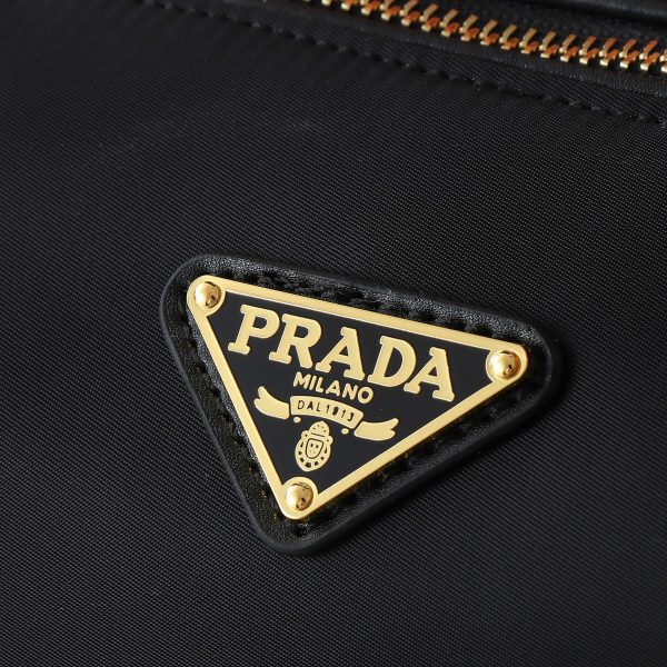 túi khóa nylon mới của prada, phong cách hiện đại