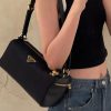 túi khóa nylon mới của prada, phong cách hiện đại