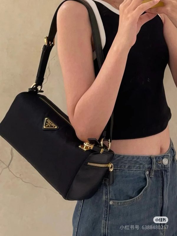 túi khóa nylon mới của prada, phong cách hiện đại