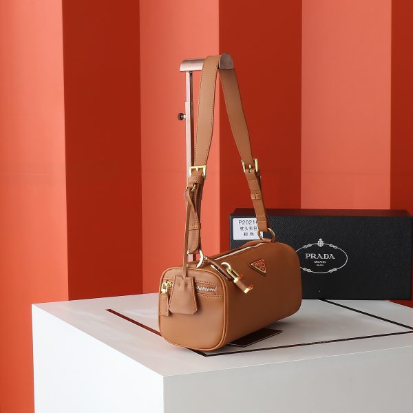 túi khóa nylon mới của prada, phong cách hiện đại