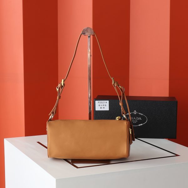túi khóa nylon mới của prada, phong cách hiện đại