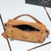 túi khóa nylon mới của prada, phong cách hiện đại