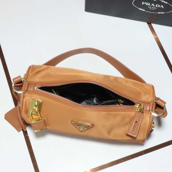 túi khóa nylon mới của prada, phong cách hiện đại