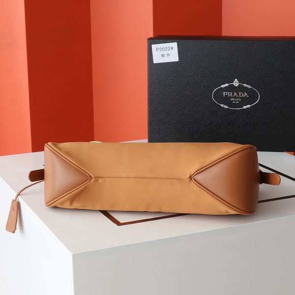 túi xách mới nhất của prada/ túi khóa nylon