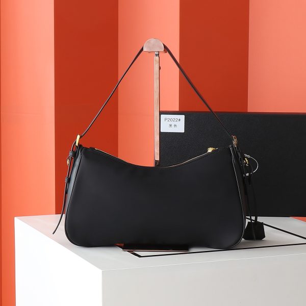 túi xách mới nhất của prada/ túi khóa nylon