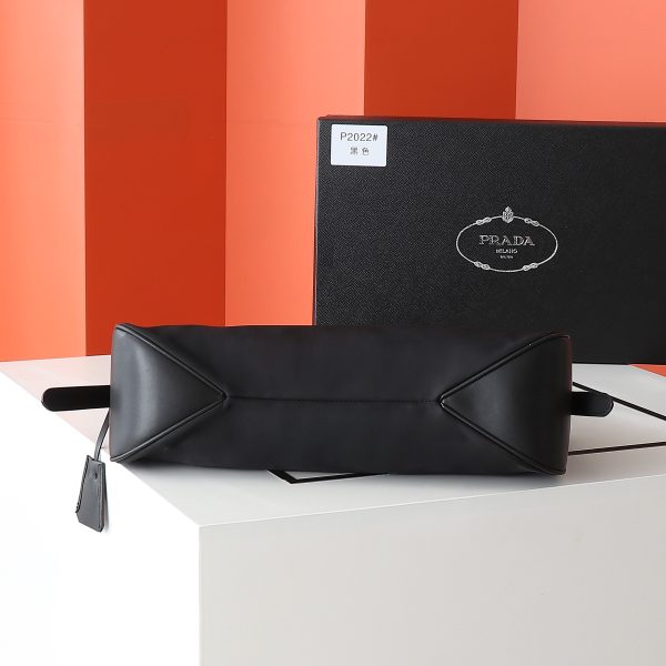 túi xách mới nhất của prada/ túi khóa nylon