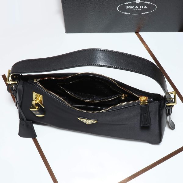 túi xách mới nhất của prada/ túi khóa nylon