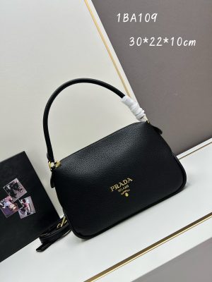 （PRADA) Kiểm tra phong cách thời trang và giải trí