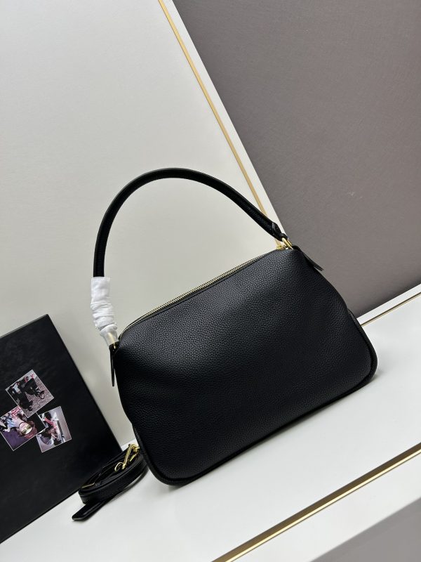 （PRADA) Kiểm tra phong cách thời trang và giải trí