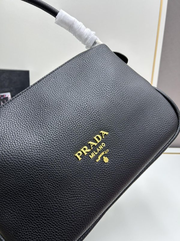 （PRADA) Kiểm tra phong cách thời trang và giải trí