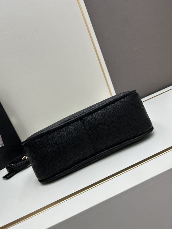 （PRADA) Kiểm tra phong cách thời trang và giải trí