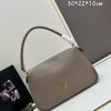 （PRADA) Kiểm tra phong cách thời trang và giải trí