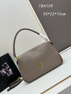（PRADA) Kiểm tra phong cách thời trang và giải trí