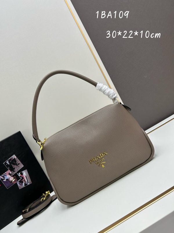 （PRADA) Kiểm tra phong cách thời trang và giải trí