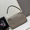 （PRADA) Kiểm tra phong cách thời trang và giải trí