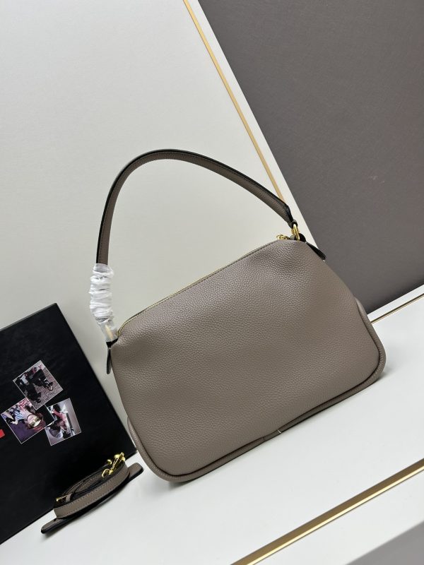 （PRADA) Kiểm tra phong cách thời trang và giải trí