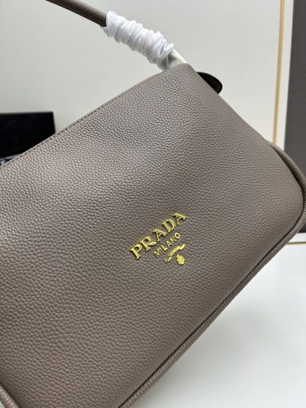 （PRADA) Kiểm tra phong cách thời trang và giải trí