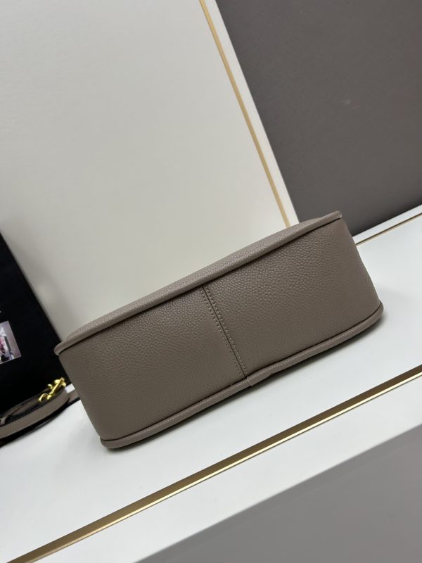 （PRADA) Kiểm tra phong cách thời trang và giải trí