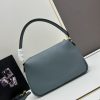 （PRADA) Kiểm tra phong cách thời trang và giải trí