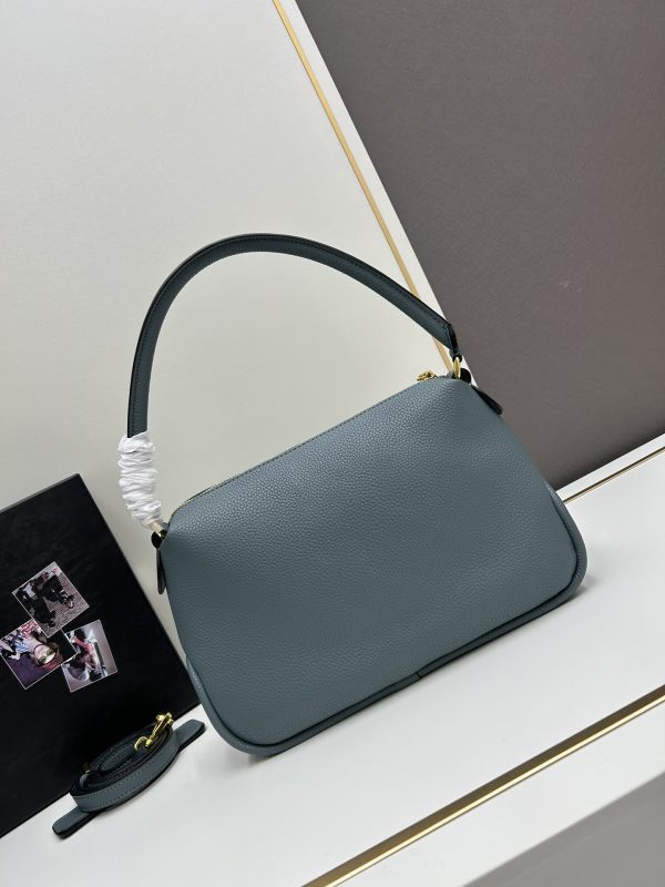 （PRADA) Kiểm tra phong cách thời trang và giải trí