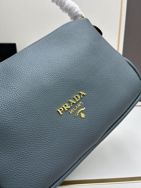 （PRADA) Kiểm tra phong cách thời trang và giải trí