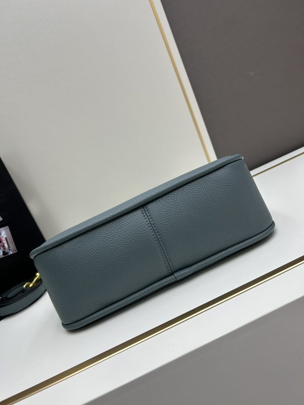 （PRADA) Kiểm tra phong cách thời trang và giải trí