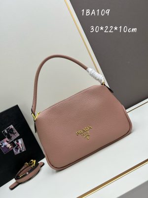 （PRADA) Kiểm tra phong cách thời trang và giải trí