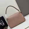 （PRADA) Kiểm tra phong cách thời trang và giải trí
