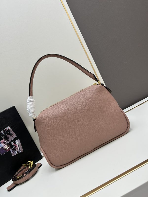 （PRADA) Kiểm tra phong cách thời trang và giải trí