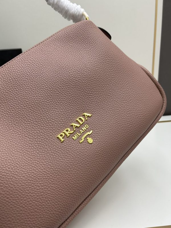 （PRADA) Kiểm tra phong cách thời trang và giải trí