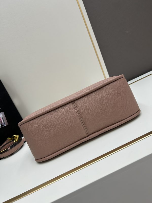 （PRADA) Kiểm tra phong cách thời trang và giải trí