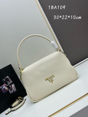 （PRADA) Kiểm tra phong cách thời trang và giải trí