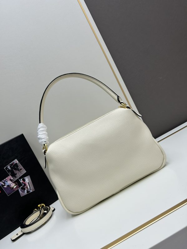 （PRADA) Kiểm tra phong cách thời trang và giải trí