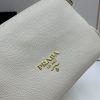 （PRADA) Kiểm tra phong cách thời trang và giải trí