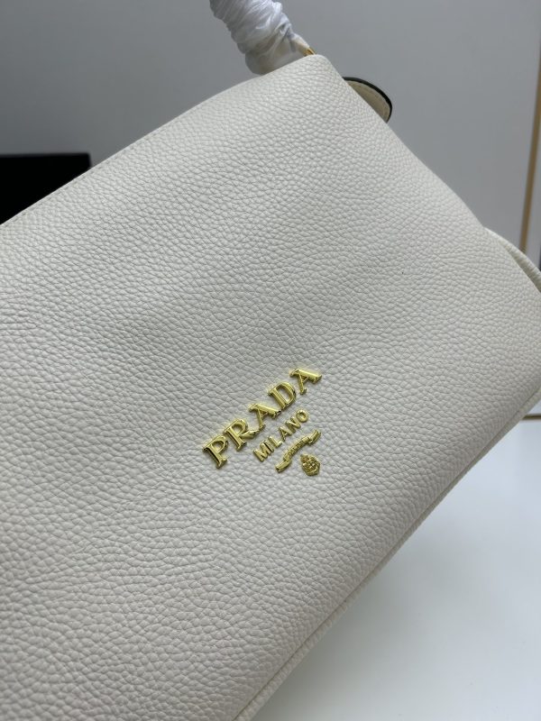 （PRADA) Kiểm tra phong cách thời trang và giải trí