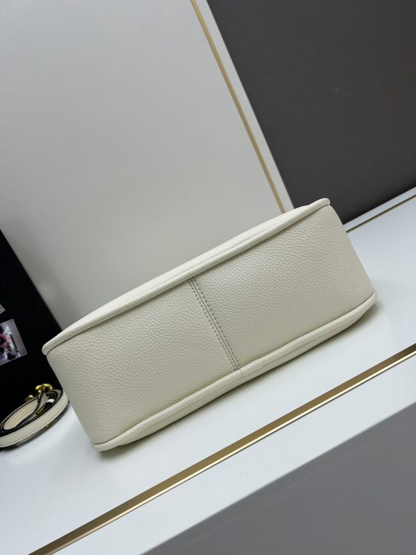 （PRADA) Kiểm tra phong cách thời trang và giải trí