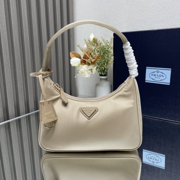 Một phiên bản nâng cấp, Hobo, Kenny, một túi nylon dành cho phụ nữ