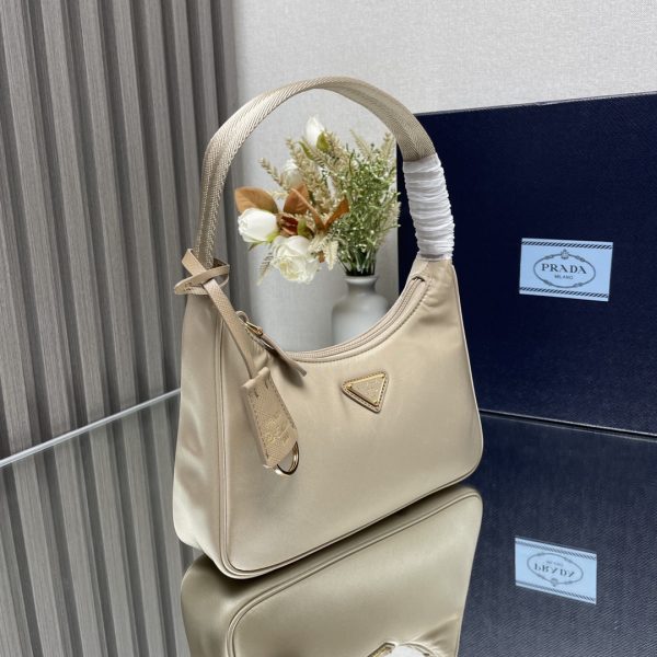 Một phiên bản nâng cấp, Hobo, Kenny, một túi nylon dành cho phụ nữ