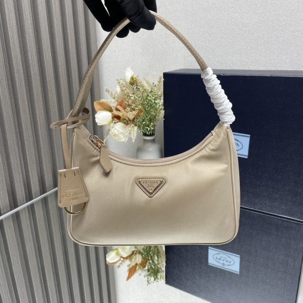 Một phiên bản nâng cấp, Hobo, Kenny, một túi nylon dành cho phụ nữ
